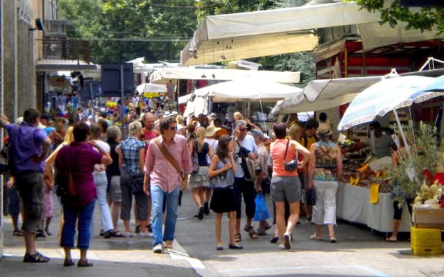 Il tradizionale Mercato del Mercoledì di Luino, dalla tradizione storica ormai consolidata: il mercato più importante delle località del Lago Maggiore