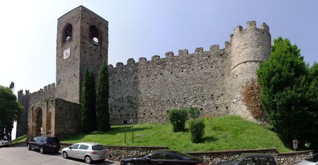 Il Castello di Moniga del Garda, costruito nel decimo secolo, che circonda un minuscolo borgo