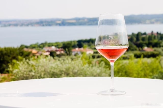 Il Chiaretto di Moniga del Garda, il vino rosato che rappresenta la vera specialità di questa località