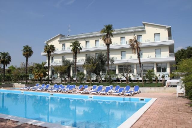 La piscina del Villa Paradiso Suite, lussuoso hotel di Moniga del Garda a pochi metri dalla riva del lago