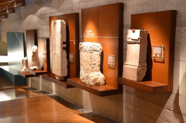 Alcuni reperti del Museo Retico, all'interno del quale sono esposti diversi cimeli archeologici della Val di Non