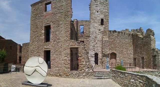 La Rocca Medievale di Passignano sul Trasimeno, che svetta sul borgo antico e che ospita al suo interno il piccolo ma interessantissimo Museo delle Barche