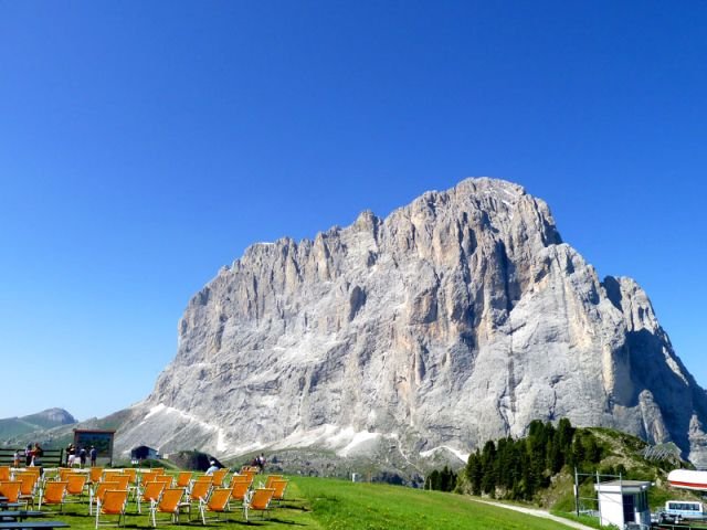 L'imponente massiccio roccioso del Sassolungo, il paradiso degli scalatori in Val Gardena