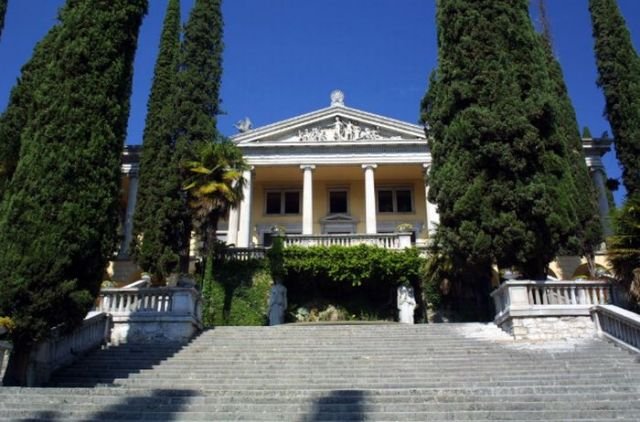 L'imponente Villa Alba, una delle principali attrattive turistiche di Gardone Riviera