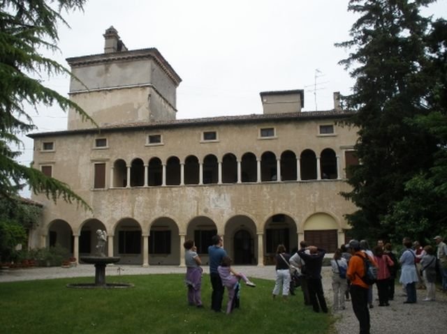 Villa Cossali Sella, una delle tante ville presenti nelle campagne di Castelnuovo del Garda