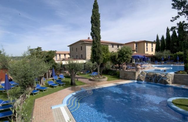 La bella piscina del Villa Paradiso Village, hotel a 4 stelle di Passignano sul Trasimeno