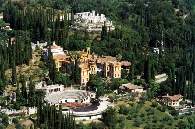 Un'immagine dall'alto del complesso monumentale del Vittoriale, ultima residenza di Gabriele D'Annunzio e, senza dubbio, l'attrattiva più importante di Gardone Riviera