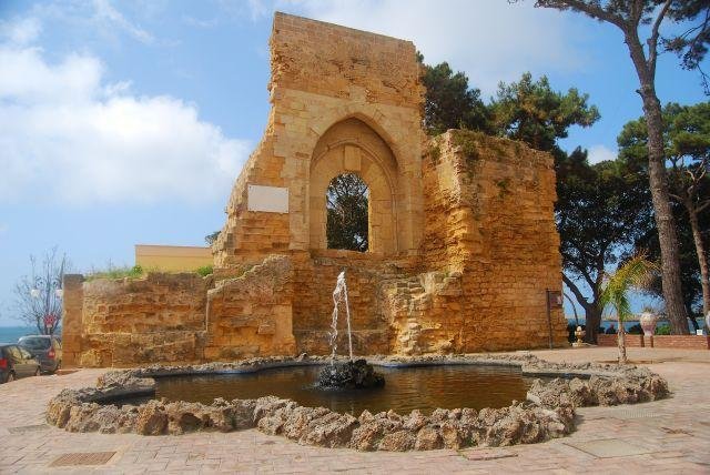 L'Arco Normanno, antico ingresso del castello di Ruggero d'Altavilla