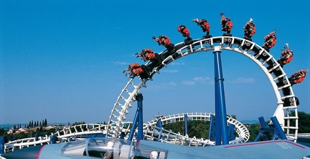 Le evoluzioni del Blue Tornado, la giostra più adrenalinica del parco divertimenti di Gardaland!