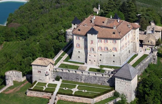 Il Castel Thun, uno dei meglio conservati di tutto il Trentino Alto Adige, visto dall'alto