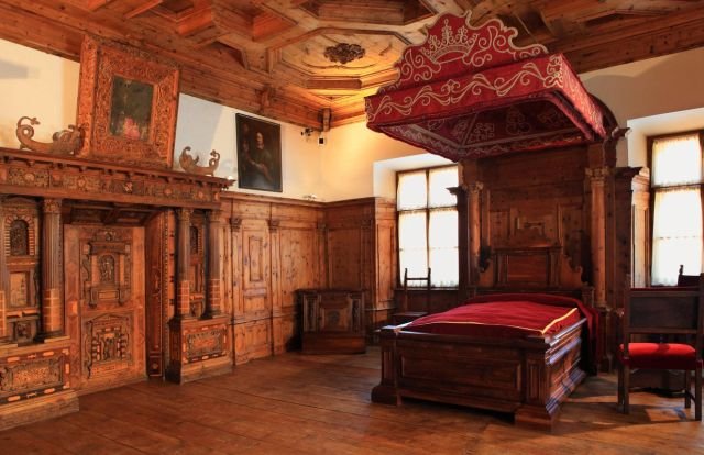 La splendida 'Stanza del Vescovo' del Castel Thun, forse la più ricca di ornamenti e una delle meglio mantenute di tutto il castello