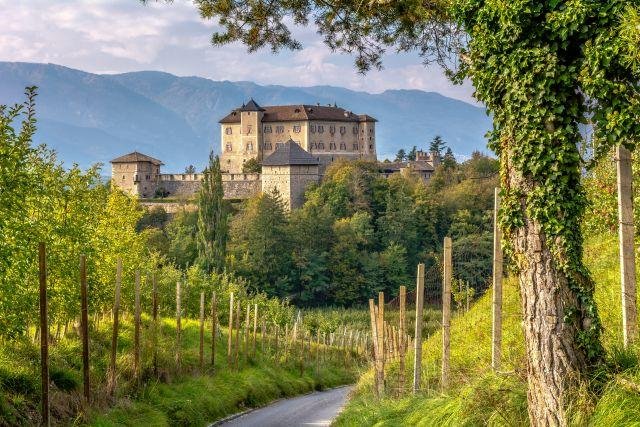 Il Castel Thun, in tutta la sua maestosità, visto da uno dei sentieri per raggiungerlo