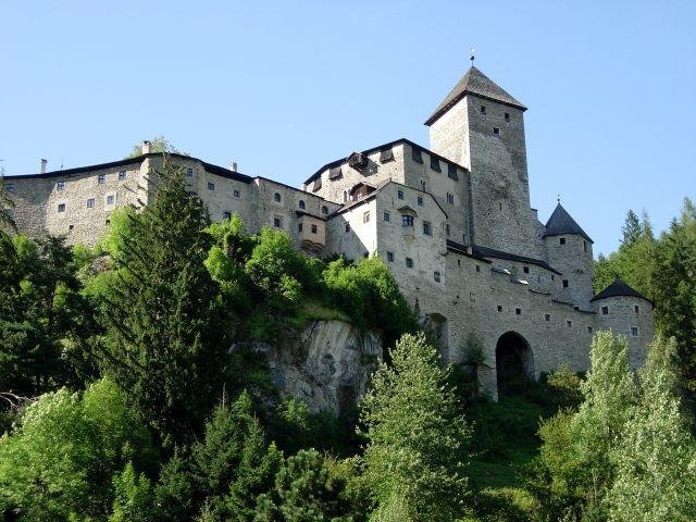 L'imponente Castello di Brunico, principale attrattiva storica della località altoatesina