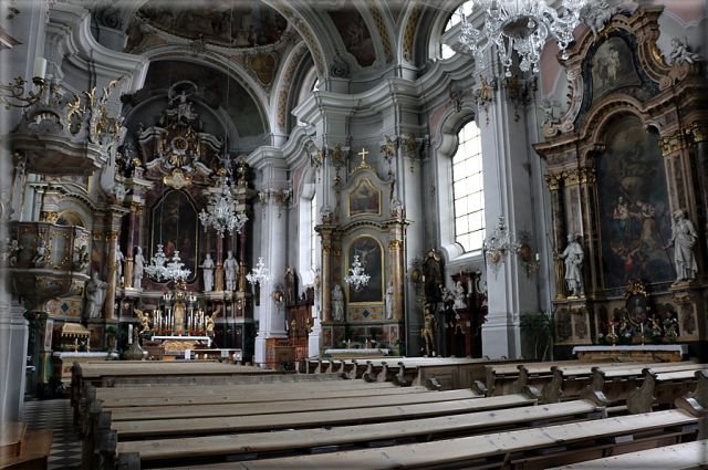 Le ricche e pregiate decorazioni interne della Chiesa di San Battista, il principale luogo di culto di Dobbiaco