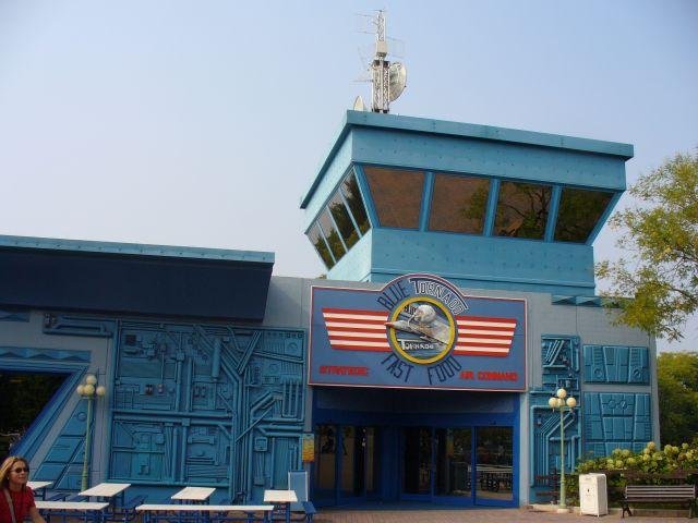 L'esterno del fast food Blue Tornado, costruito per richiamare le torri di controllo degli aeroporti