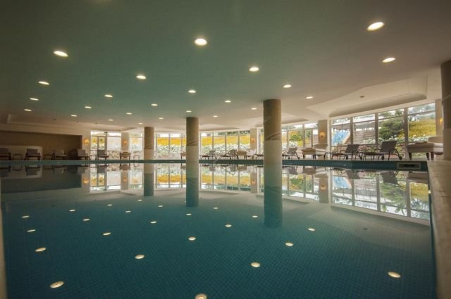 La grande piscina interna del Giardino di Costanza Resort