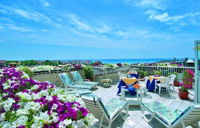 La splendida vista sul mare di Castiglione della Pescaia, che potrete godere dalla terrazza dell'albergo a 4 stelle L'Approdo, uno dei migliori della località grossetana
