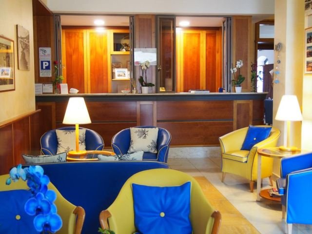 La piccola e accogliente hall dell'Hotel Lucerna, albergo a 3 stelle di Castiglione della Pescaia