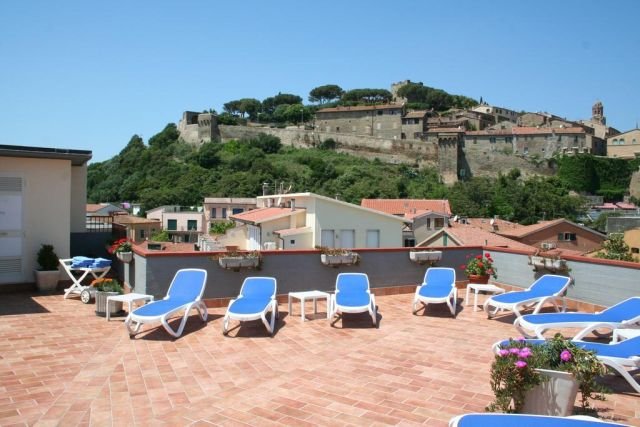 La terrazza dell'Hotel Roma, con la sua vista panoramica sul mare e su Castiglione della Pescaia