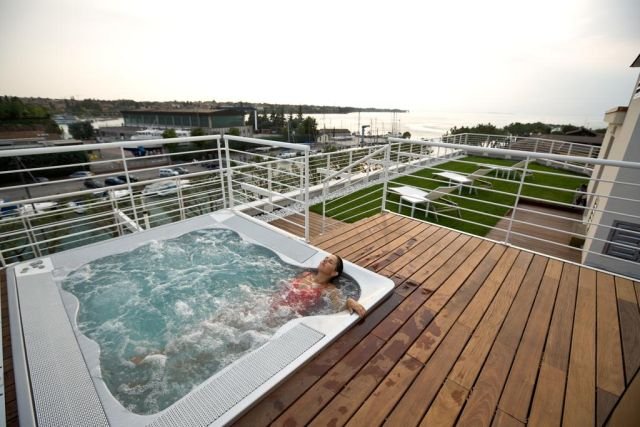 Un momento di riposo nella vasca idromassaggio sul terrazzo dell'Hotel Acquadolce, albergo a 3 stelle tra i più economici nei dintorni di Gardaland