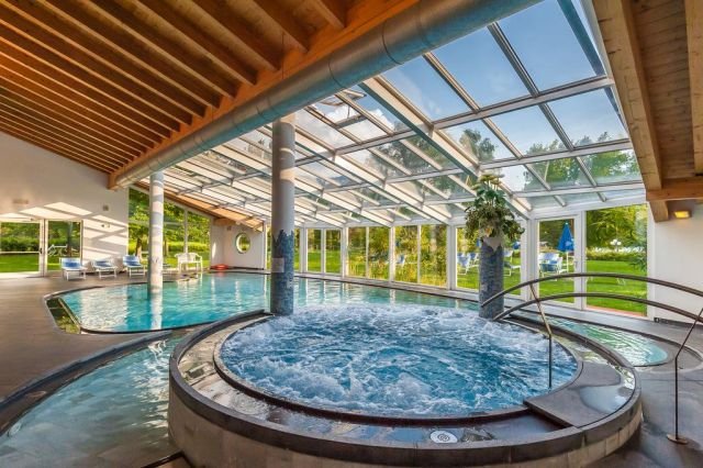La piscina del centro benessere dell'Hotel Al Sorriso, a Levico Terme