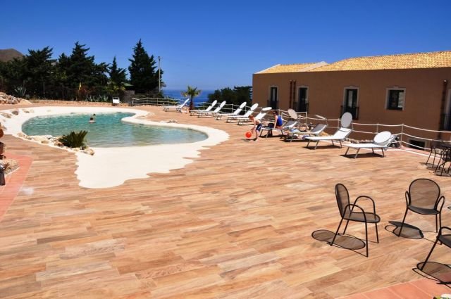 La piscina all'aperto dell'Hotel Baglio dello Zingaro