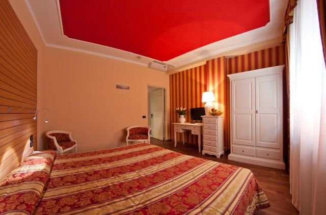 Una camera dell'Hotel Cles, albergo a 3 stelle situato a poco più di un chilometro dal Lago di Santa Giustina