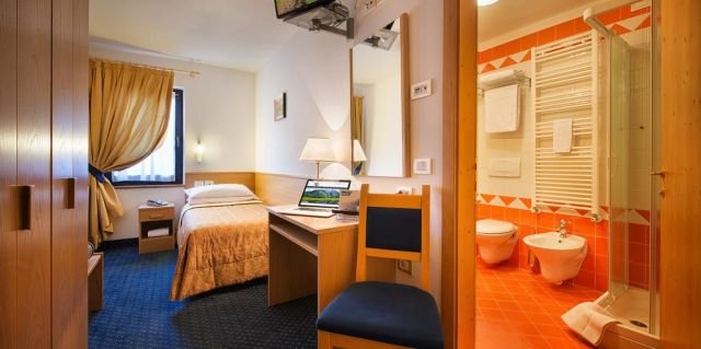 Una camera dell'Hotel Cristallo a Pejo, albergo a 3 stelle tra i più gettonati della località trentina
