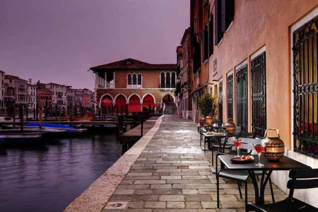Sulle rive dei canali veneziani, uno dei più suggestivi hotel a Venezia: l'Hotel L'Orologio!