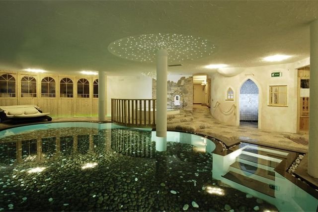 La piscina dell'area benessere dell'Hotel Madonnina