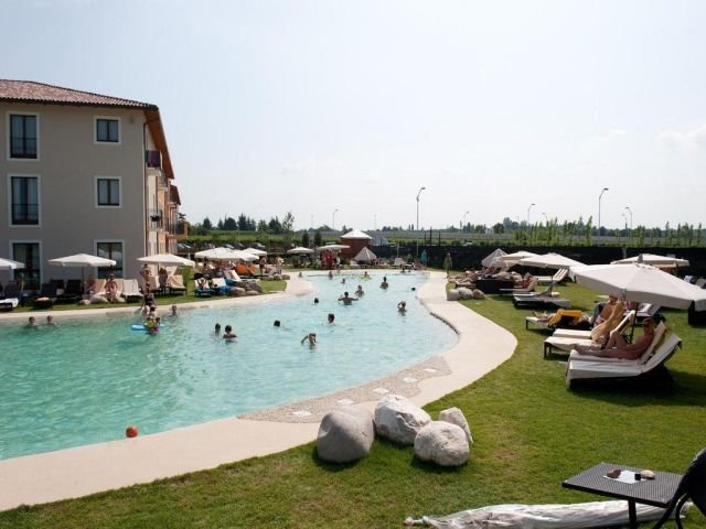 Relax a bordo piscina nell'Hotel Parchi del Garda, situato nel Comune di Lazise, a meno di 2 chilometri da Gardaland