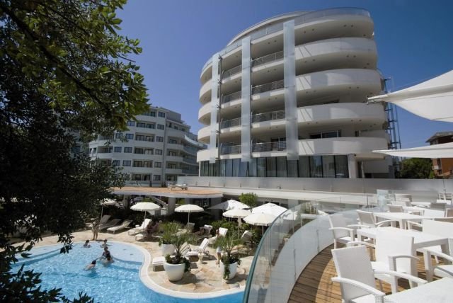 La piscina dell'Hotel Premier & Suites, lussuosa struttura a 5 stelle situata a Milano Marittima