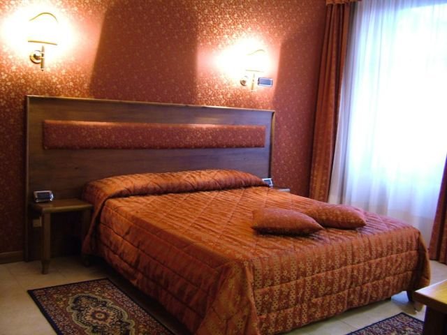 Una camera dell'Hotel Shasa, tra gli alberghi a ore più gettonati a Roma