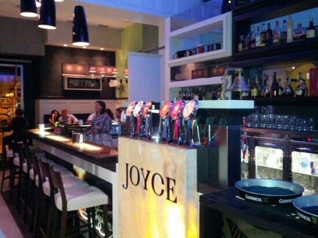Il bancone dell'Irish Pub Joyce, locale situato sulla lungomare di Taranto