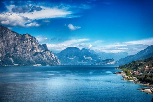 Il Lago di Garda, a pochissimi chilometri dal parco divertimenti di Gardaland