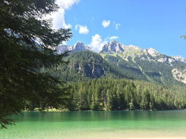 Le Dolomiti di Brenta, che fanno da sfondo alle acque cristalline del Lago di Tovel