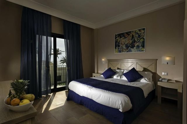 Una delle semplici ma eleganti camere del Mahara Hotel & Wellness