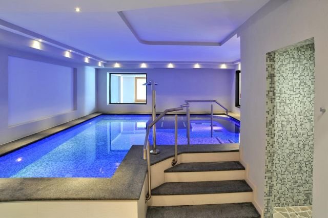 La piscina della sala benessere del Maribel Hotel, albergo a 4 stelle di Madonna di Campiglio, a pochi chilometri dal Lago di Tovel