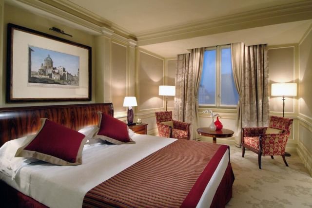 Un'elegante camera di uno dei più raffinati hotel a Milano: l'Hotel Principe di Savoia