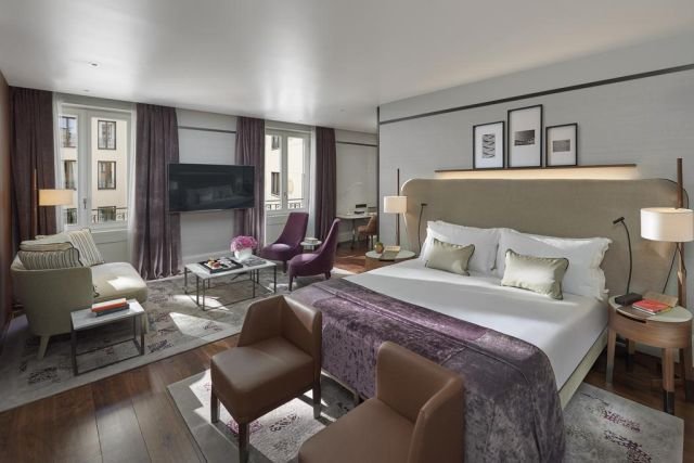 Una cameraraffinata ed elegante del Mandarin Oriental Milan, albergo a 5 stelle tra i migliori della città