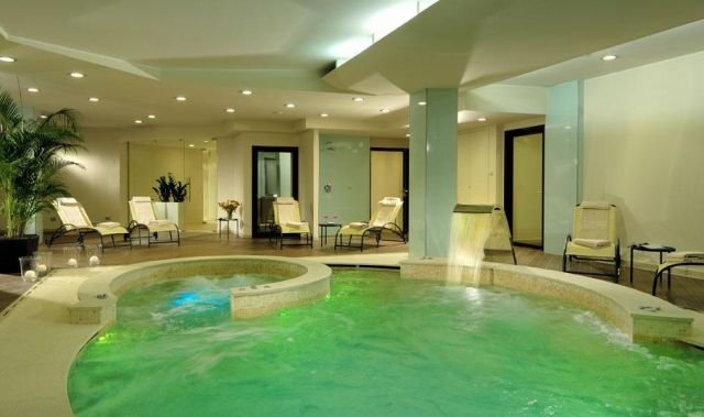 La piscina della sala benessere del Rizzi Aquacharme Hotel