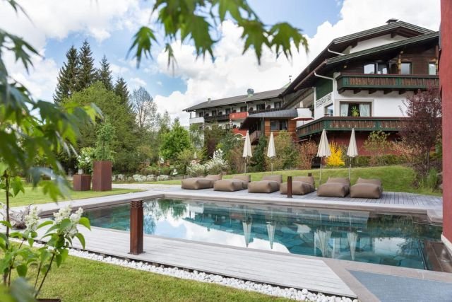 La piscina del Romantik Hotel Santer di Dobbiaco, uno degli alberghi più lussuosi della località altoatesina