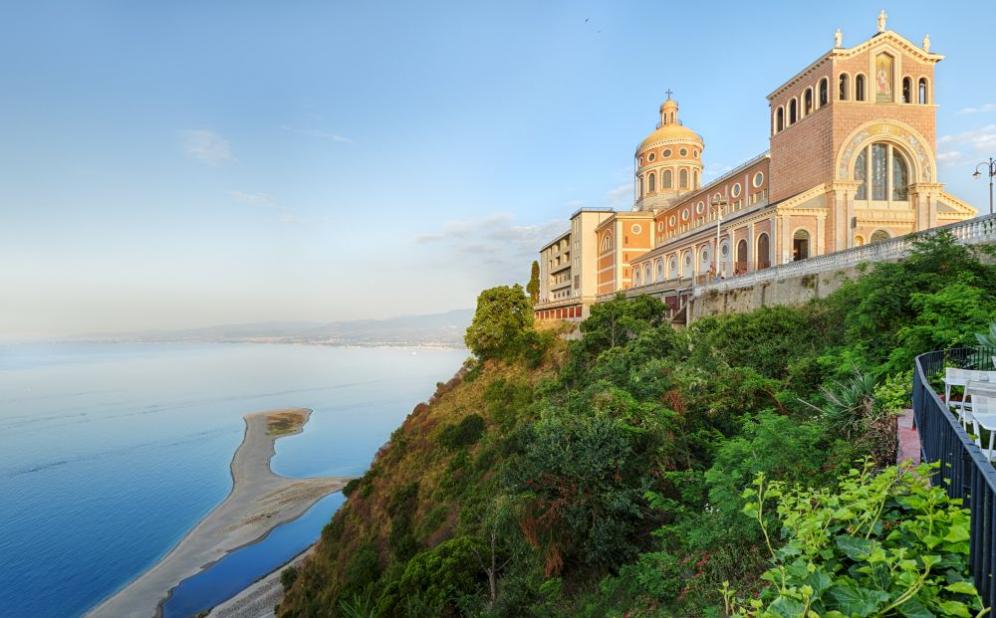 Cosa vedere a Tindari: santuario della Madonna Nera e spiagge - Fidelity  Viaggi