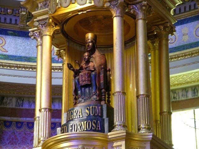 La statua della Madonna Nera del Santuario
