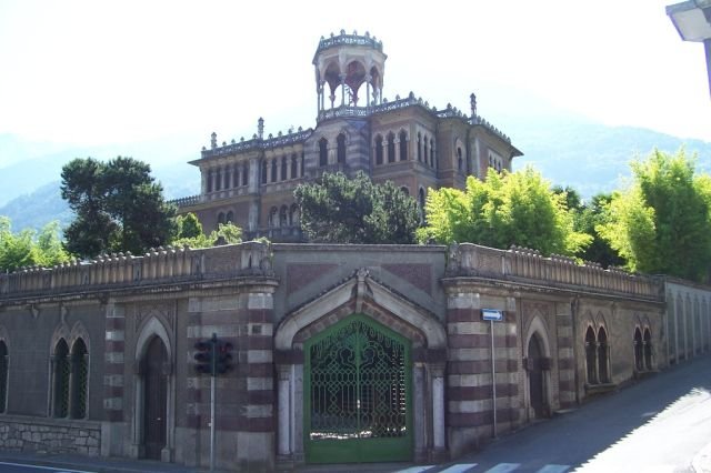 La particolare struttura 'orientale' della Villa Gheza di Breno