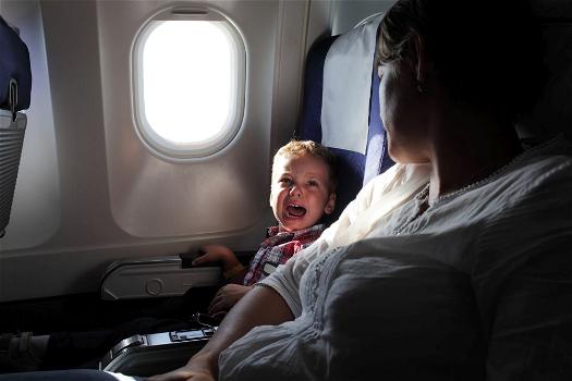 Mal d’orecchio in aereo: rimedi per neonati e bambini