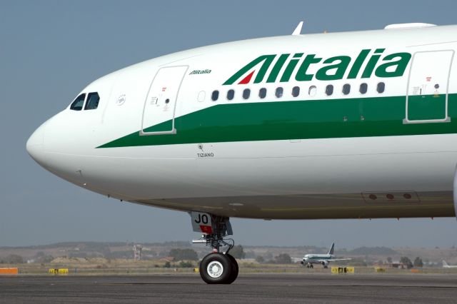 Se le cappelliere della cabina sono piene, Alitalia potrebbe portare il vostro bagaglio in stiva
