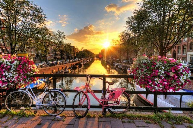 Un bel giro in bicicletta per rilassarsi, uno dei migliori modi di passare una vacanza all'insegna del relax nella capitale olandese