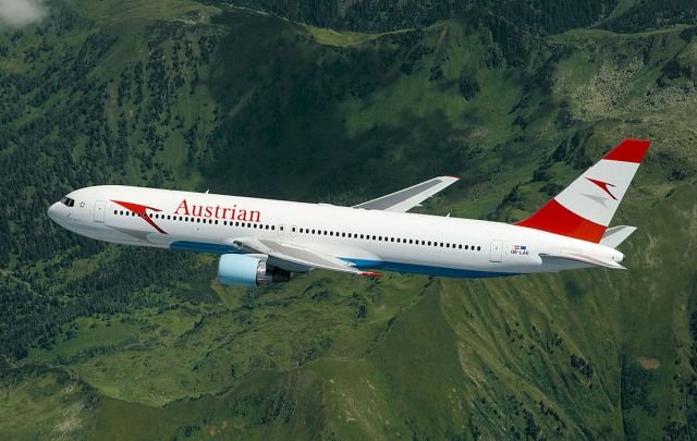 Un aereo in volo della principale compagnia aerea austriaca, la Austrian Airlines