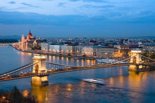 Lo splendido scenario dipinto dal Danubio, attraversando il quale regalerete un'esperienza indimenticabile per i vostri bambini